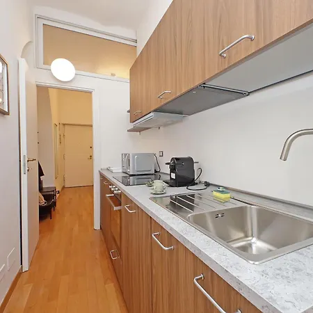 Modern Flat In Termini Station 아파트 *